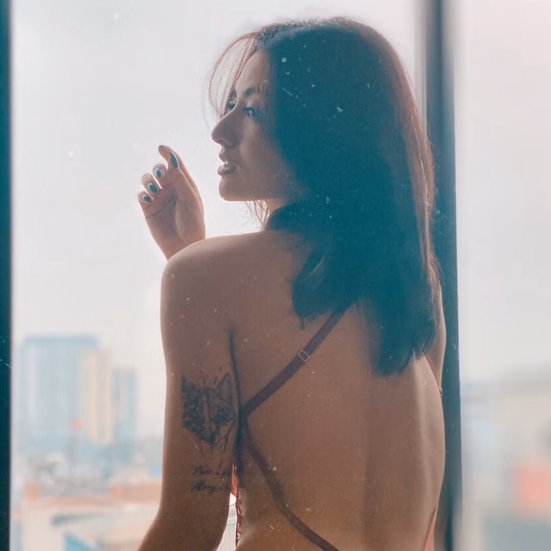 Trịnh Hồng Quế khoe lưng ong quyến rũ.