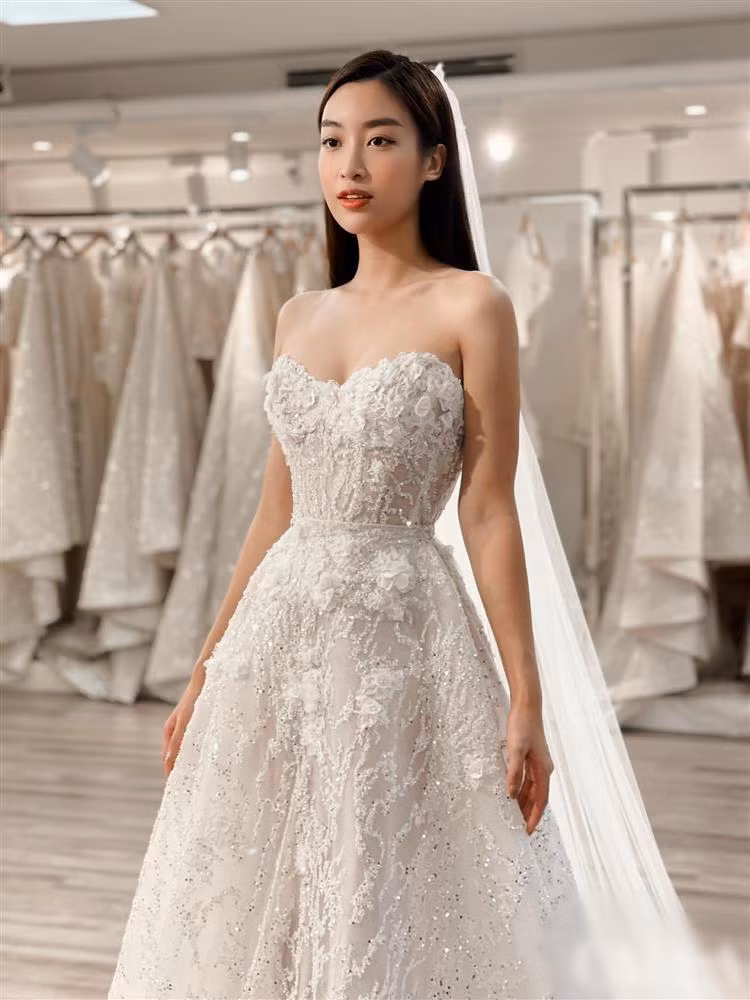 Hiện tại chưa rõ Đỗ Mỹ Linh sẽ chọn chiếc váy nào cho lễ cưới chính thức diễn ra vào 23/10 sắp tới.