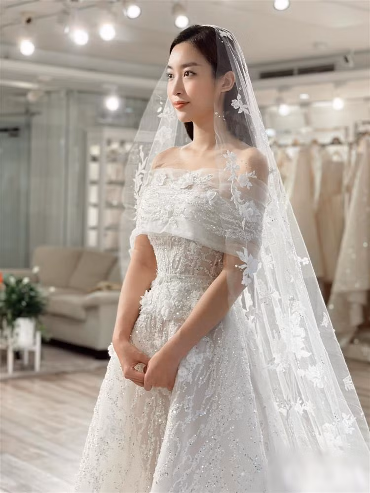 Voan cưới đính hoa rơi góp phần giúp mỹ nhân Hà thành hóa nàng công chúa cổ tích.