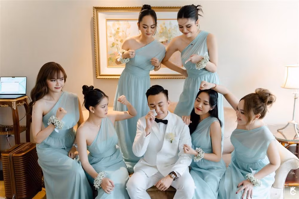 Chú rể Phan Tô Ny cũng tranh thủ tạo dáng chụp hình cùng dàn phù dâu. Biểu cảm của MC HTV khi bị dàn mỹ nhân "dọa đánh" khiến người xem bật cười.
