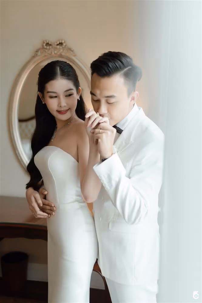 Hoa hậu Đại dương 2017 và MC Phan Tô Ny có khoảng 2 năm hẹn hò trước khi tiến tới hôn nhân. Bạn đời hơn Ngân Anh 5 tuổi, là MC quen thuộc của Đài truyền hình TP.HCM (HTV).