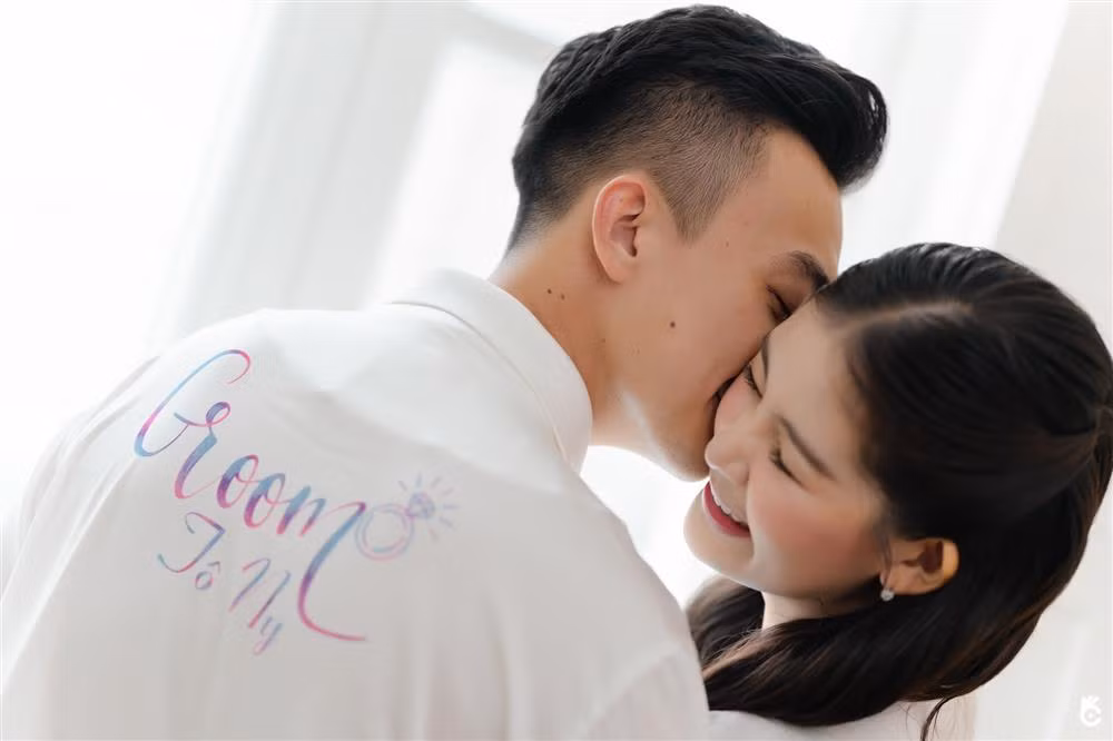Ngay trong hậu trường đám cưới, Phan Tô Ny và bạn đời đã dành cho nhau những cử chỉ mùi mẫn, ngọt ngào.