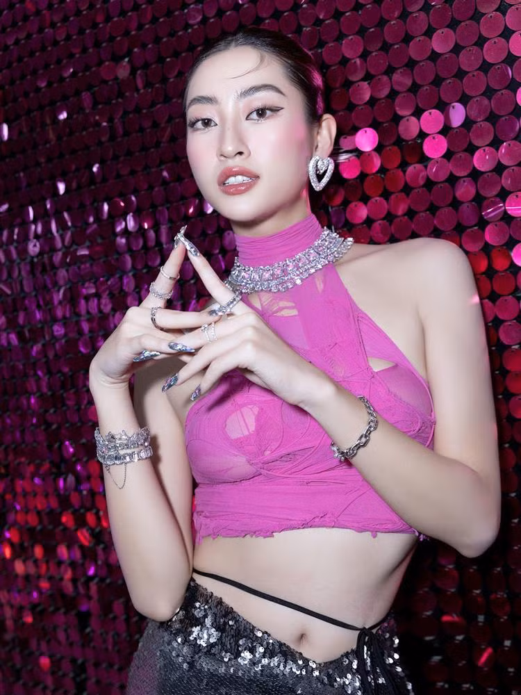 Mỹ nhân Cao Bằng phối rất nhiều phụ kiện đi kèm như khuyên tai, vòng cổ, nhẫn cùng bộ móng cầu kỳ để tăng sự ma mị.