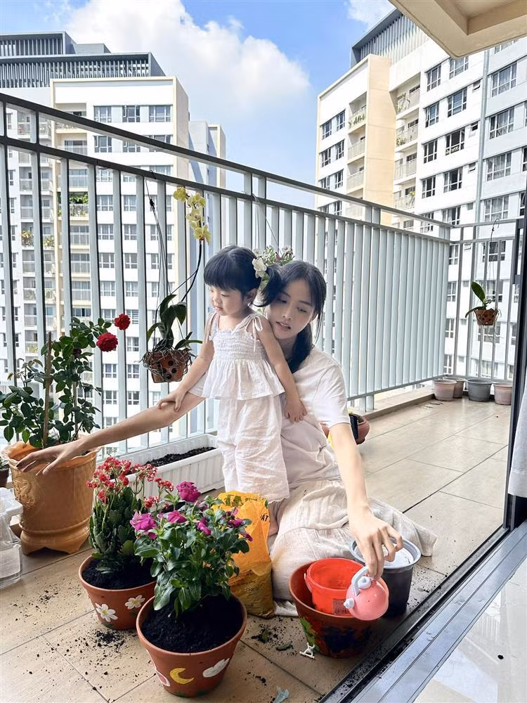 Thời điểm Trương Mỹ Nhân công khai bé Bona vào tháng 7/2022, cô khiến dư luận không khỏi bất ngờ, bởi chưa từng có một thông tin nào về chuyện bầu bí trước đó. Khán giả khi ấy cũng không thể biết cha đứa trẻ là ai.