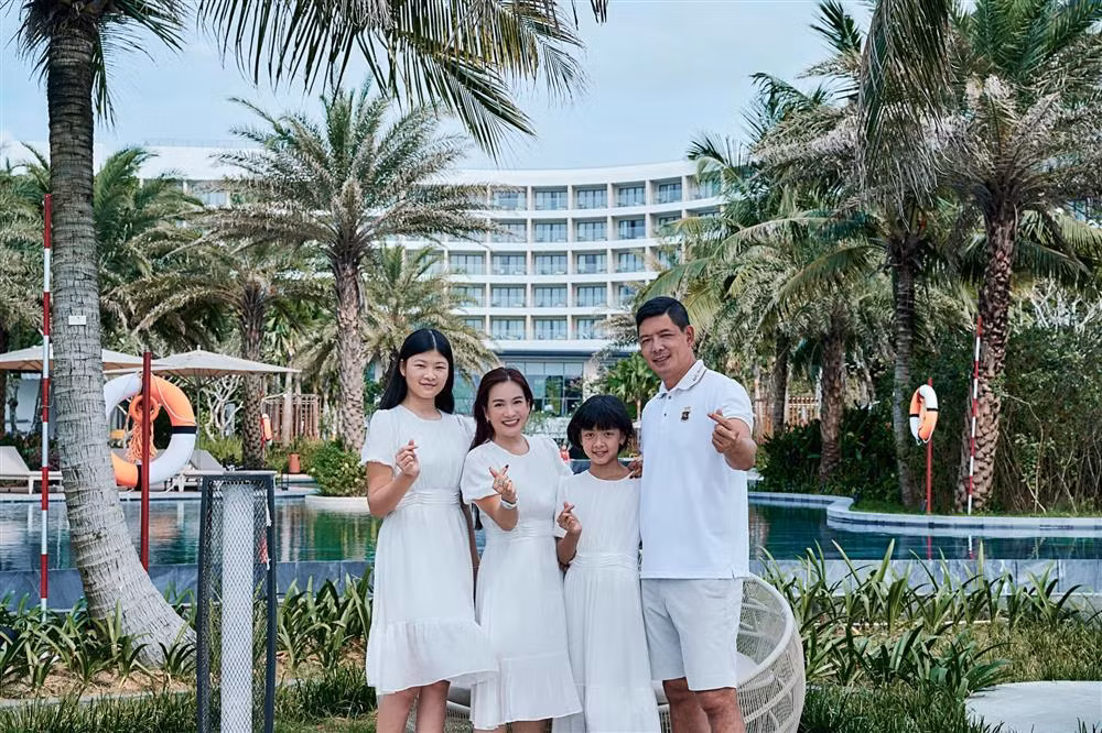 Gia đình nhỏ lên đồ màu trắng ton-sur-ton để ghi lại dịp kỷ niệm Bình Minh tròn 41 tuổi.