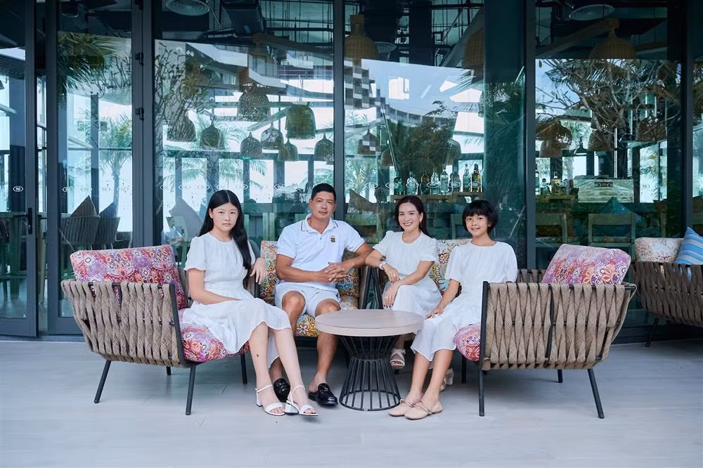 Dù Bình Minh là người đàn ông duy nhất trong gia đình và là nhân vật chính nhưng sự chú ý của mọi người lại đổ dồn về bà xã cùng 2 ái nữ.