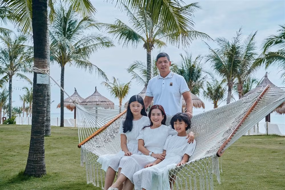 Về phần 2 nàng công chúa, cô chị An Nhiên ghi điểm với gương mặt khả ái và giống mẹ, cô em An Như lại thừa hưởng từ bố nhiều nét ngoại hình như đôi mắt tròn, sống mũi cao.