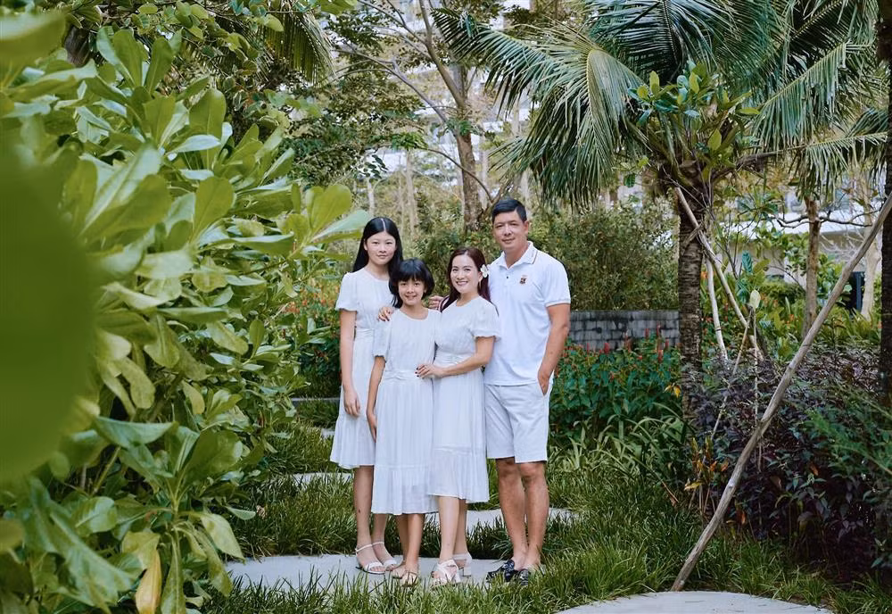 Mới đây, cựu người mẫu - diễn viên Bình Minh vừa khoe bộ ảnh đón sinh nhật cùng vợ và 2 con gái tại một resort sang trọng ở Phú Quốc.