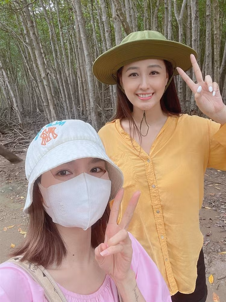 Mới đây, mạng xã hội lan truyền loạt ảnh Mai Phương Thúy đi chơi cùng một người bạn. Ngoài vẻ hồn nhiên, trẻ trung ở tuổi 34, điều khiến netizen đặc biệt chú ý chính là phong cách ăn mặc của nàng Hậu. Có thể thấy ở đời thường, trông cô vô cùng giản dị, không mang dáng vẻ của ngôi sao đình đám.