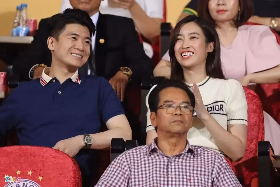 Người đẹp gây ấn tượng tuyệt đối nhờ diện đồ thoạt nhìn không hề cầu kì, trang điểm nhẹ nhàng mà vẫn tỏa sáng. Thế nhưng chỉ đến khi "bóc" giá trang phục mới khiến nhiều người choáng váng.
