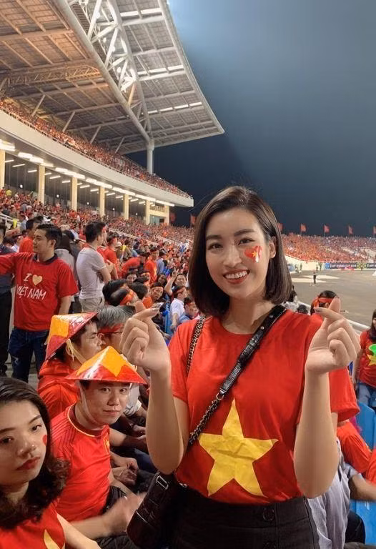 Yêu người làm chủ tịch CLB bóng đá, không ngạc nhiên khi Đỗ Mỹ Linh dành niềm yêu thích đặc biệt cho bộ môn thể thao này. Trước khi vướng tin hẹn hò với chồng hiện tại, mỹ nhân sinh năm 1996 ra sân với trang phục không đắt đỏ như khi đã làm dâu hào môn nhưng sự xinh đẹp của cô thì không hề giảm sút.