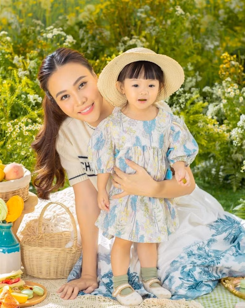 Gương mặt hài hòa của bà xã Cường Đô La hiện tại.