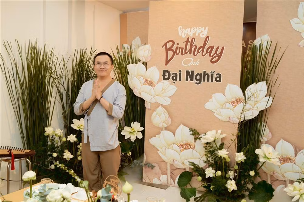 Sau những bất ngờ mà đàn em mang tới, Đại Nghĩa thay trang phục, cùng mọi người ngồi bệt xuống để dùng bữa tiệc chay.