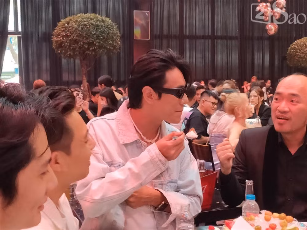 Kiều Minh Tuấn với phong cách "cool ngầu" khi đi sự kiện.