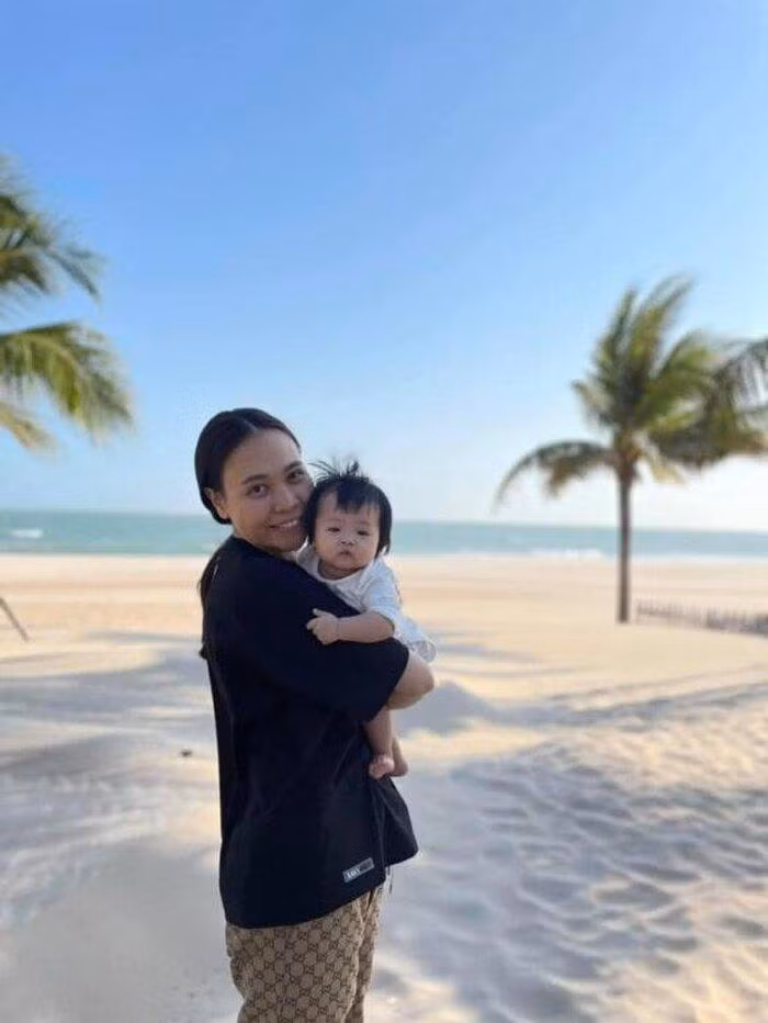 Áo phông oversized là item đơn giản, dễ mặc được cựu người mẫu ưa chộng.