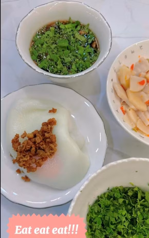 Cô còn nhận cơn mưa lời khen vì sự khéo tay đảm đang khi làm món bánh cuốn quê hương.