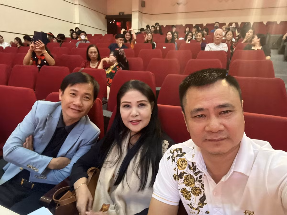 NSND Tự Long thân thiết NSND Thanh Ngoan và nhạc sĩ Quang Long tại sự kiện.