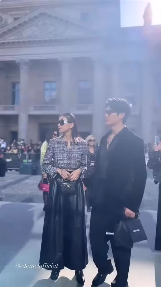 Mới đây, Ngô Thanh Vân đã có mặt ở Pháp để tham dự Tuần lễ thời trang Paris. Cô là một trong những gương mặt Việt hiếm hoi tham dự show của nhà mốt Chanel. Trong chuyến công tác này, nữ diễn viên có chồng trẻ Huy Trần tháp tùng. Cả hai xuất hiện kè kè như hình với bóng.