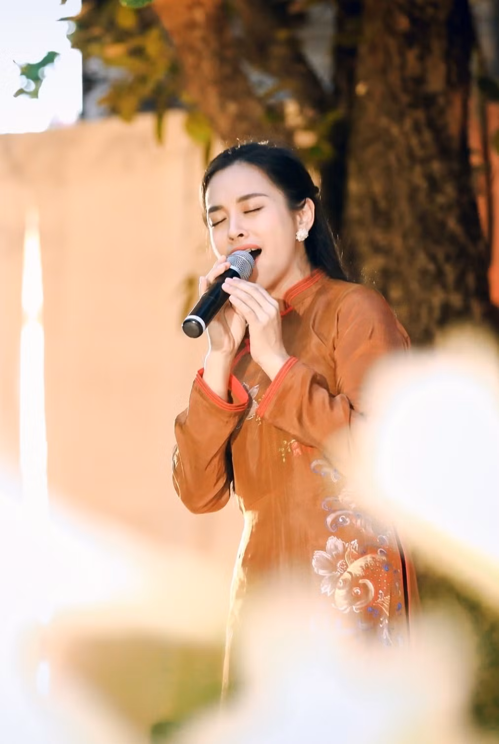 Ca sĩ mặt nạ là game show âm nhạc hiếm hoi mà Ngọc Mai tham gia. Tuy nhiên, khả năng thiên phú trong giọng hát, kỹ thuật thanh nhạc của cô khiến dàn cố vấn ngưỡng mộ. Trấn Thành từng nói: "O Sen là một nghệ sĩ thiên biến vạn hóa, tài năng xuất chúng khiến ban cố vấn phải nổi da gà".