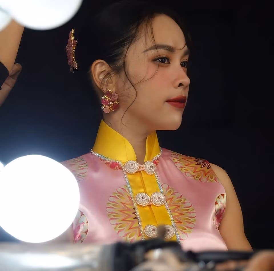 Trong chương trình, Ngọc Mai cho biết: "O đến đây là để truyền cảm hứng cho học trò, cho mọi người và cho chính mình vì tất cả chúng ta đều là người Việt Nam". Ngọc Mai (sinh năm 1987) hiện tại là giảng viên thanh nhạc tại Nhạc viện TP.HCM. Cô là vợ của nghệ sĩ xiếc Giang Quốc Nghiệp.