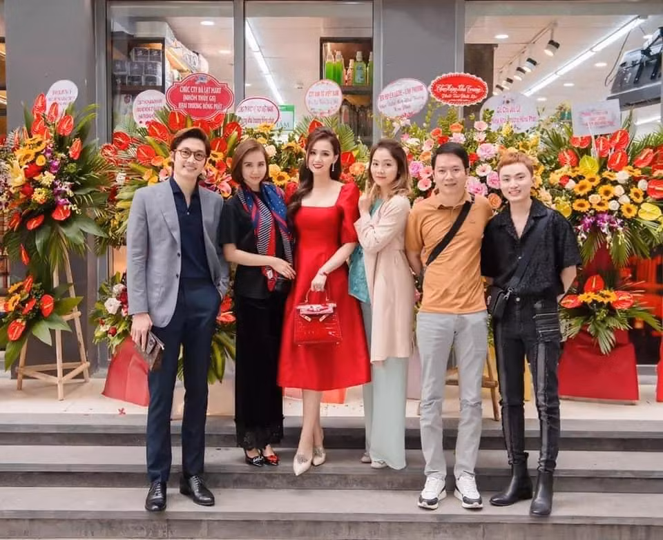 Đình Tú "hộ tống" Huyền Lizzie đến sự kiện khai trương của Lã Thanh Huyền.