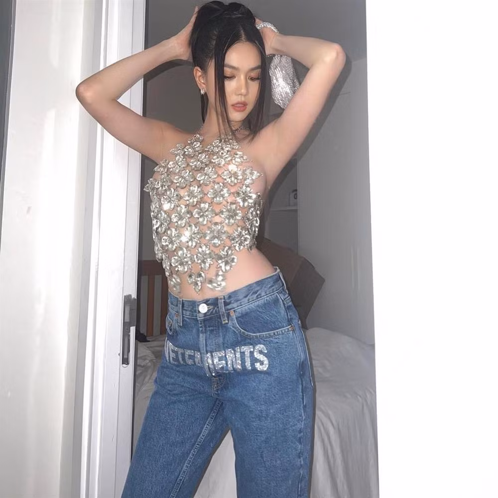 Cô sở hữu bộ sưu tập những trang phục "chỉ mang tính chất minh họa" chứ không che chắn được là bao ví dụ như chiếc áo yếm gồm những chi tiết kim loại liên kết lỏng lẻo với nhau...