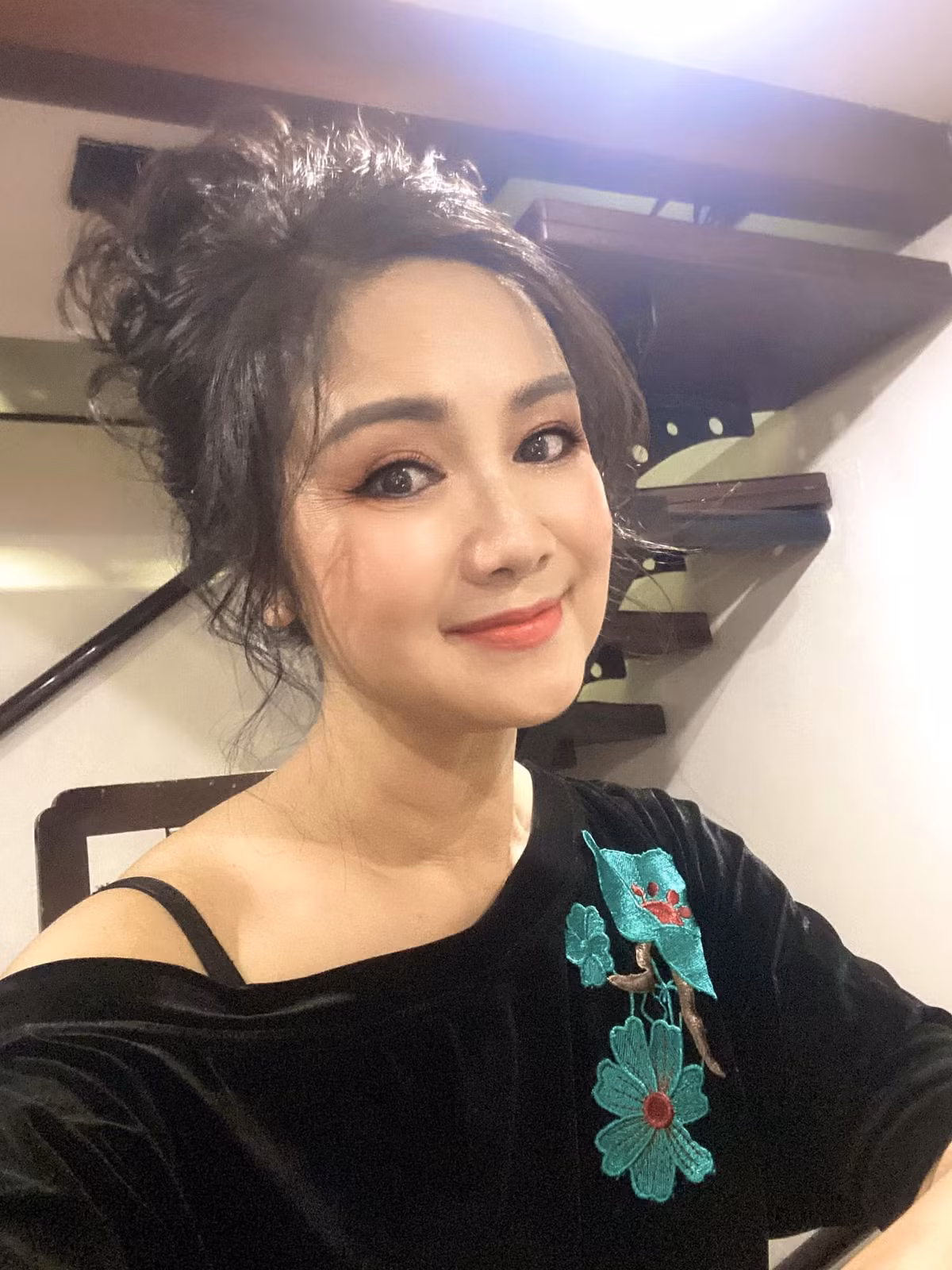 MC Thuỳ Linh tình tứ bên chồng, NSND Thu Hà muốn làm "công chúa" - Hình 2 MC Thuy Linh tinh tu ben chong, NSND Thu Ha muon lam