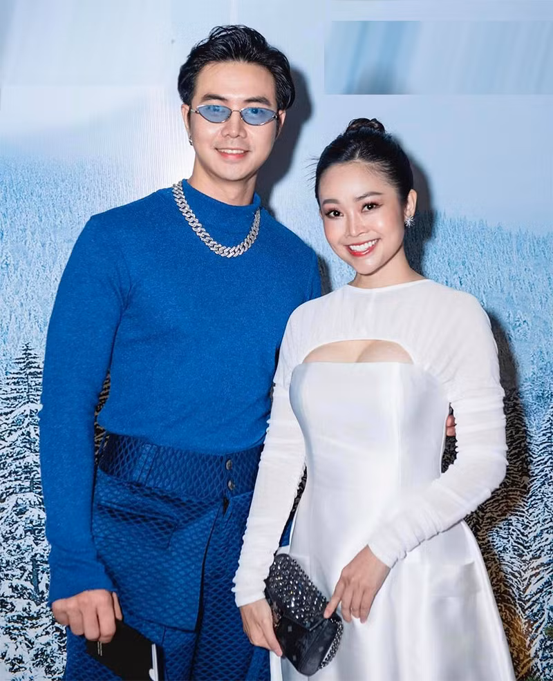 MC Thuỳ Linh tình tứ bên chồng, NSND Thu Hà muốn làm "công chúa" MC Thuy Linh tinh tu ben chong, NSND Thu Ha muon lam