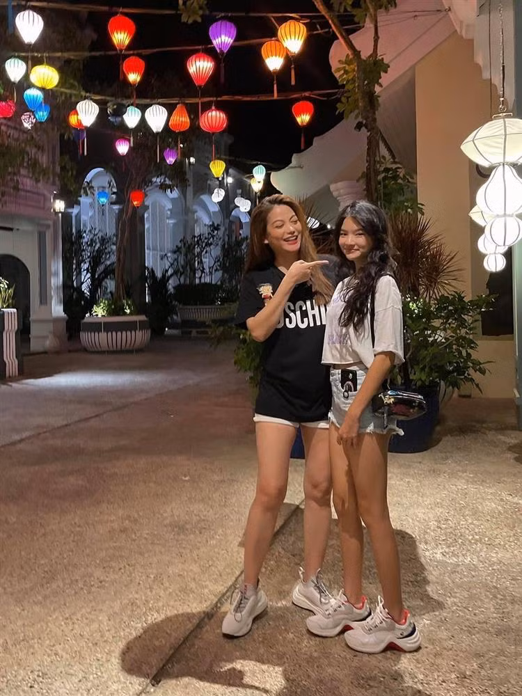 Những hình ảnh Devon bên bố mẹ.