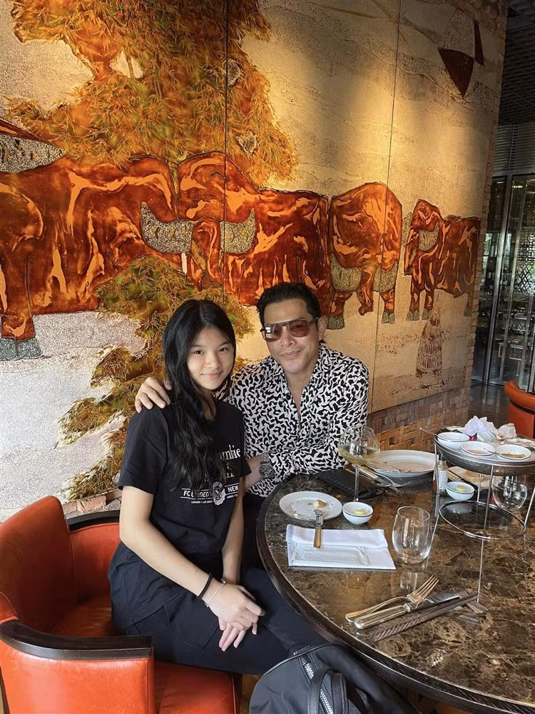 Devon Trần có tên thật Bảo Tiên, chào đời năm 2008, là trái ngọt hôn nhân của Trần Bảo Sơn và Trương Ngọc Ánh. Khi bố mẹ chia tay vào năm 2014, nhóc tỳ được cả hai phía chăm sóc.