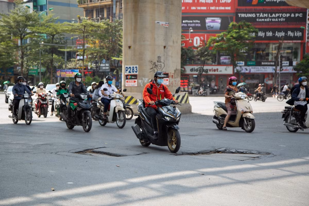 Tại ngã tư Xuân Thủy - Cầu Giấy, nơi có mật độ giao thông cao, xuất hiện nhiều ổ gà, mặt đường lồi lõm khiến việc di chuyển của người dân gặp nhiều khó khăn, đặc biệt trong khung giờ cao điểm.