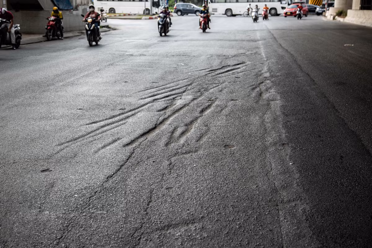 Những vệt hằn dài xuất hiện dày đặc trên tuyến đường này nhưng mãi chưa được khắc phục.
