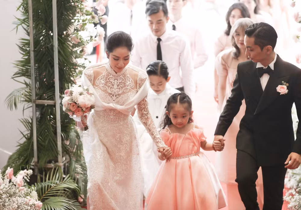Trong phần lễ gia tiên, phần trao quà cưới được đại diện gia đình chú rể là bố mẹ Phan Hiển thực hiện. Sính lễ gồm tiền, vàng, các mâm cỗ gồm bánh, trà, rượu,… theo đúng nghi thức truyền thống.