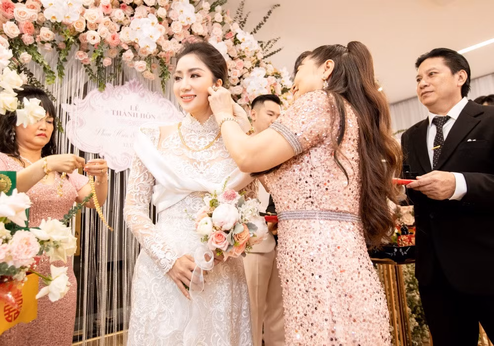 Khánh Thi hạnh phúc khi được mẹ chồng đeo trang sức.