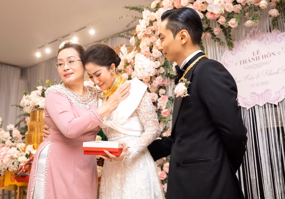 Mẹ của Khánh Thi cũng góp mặt trong ngày trọng đại của con gái. Trong giây phút phát biểu, bà nghẹn ngào chia sẻ tình cảm dành cho Khánh Thi khiến quan khách xúc động.