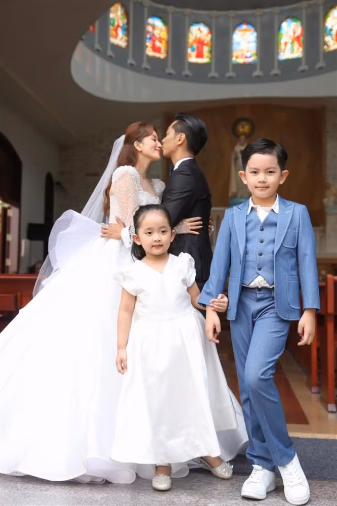 Dưới bài đăng, nhiều bạn bè và khán giả mến mộ gửi lời chúc mừng hạnh phúc tới tổ ấm nhỏ.