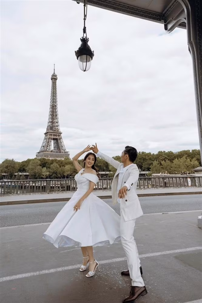 Phan Hiển và Khánh Thi chụp ảnh cưới tại Pháp. Về lý do làm đám cưới, Phan Hiển cho biết trước kia anh nghĩ đơn giản chỉ cần cả hai sống hạnh phúc, hòa hợp, còn đám cưới chỉ mang tính hình thức. Tuy nhiên, sau thời gian dài bên nhau và đi dự tiệc cưới của nhiều bạn bè, đồng nghiệp, nam vũ công nhận ra bà xã cũng mong muốn được một lần mặc váy cưới, bước vào lễ đường.