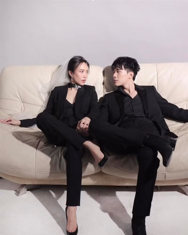 Anh Tú xuất hiện với dáng pose y hệt bà xã.