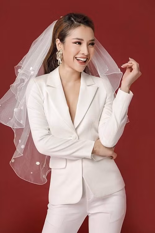 Phương Trinh Jolie thì tự chụp bộ ảnh mặc vest với voan cưới 2 năm trước khi lên xe hoa với chồng trẻ Lý Bình.