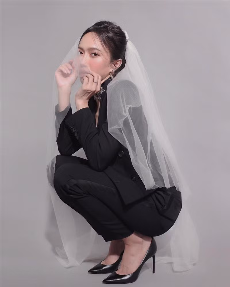 Sự e ấp của Diệu Nhi khiến bộ ảnh càng thêm thu hút.
