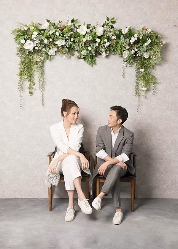Phong cách menswear gắn liền với Đàm Thu Trang từ đời sống thường ngày cho đến bộ ảnh cưới.