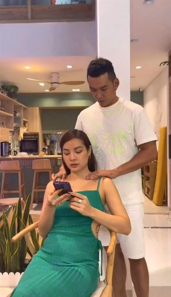 Phương Trinh Jolie lộ vòng 2 lùm lùm sau khi kết hôn - Hình 3 Phuong Trinh Jolie lo vong 2 lum lum sau khi ket hon-Hinh-3