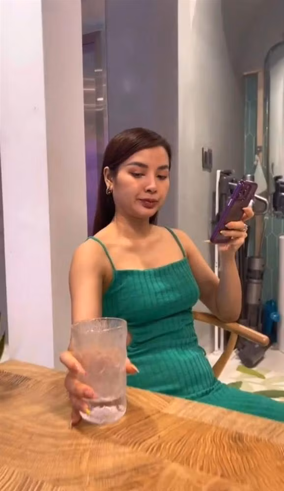 Phương Trinh Jolie lộ vòng 2 lùm lùm sau khi kết hôn - Hình 2 Phuong Trinh Jolie lo vong 2 lum lum sau khi ket hon-Hinh-2