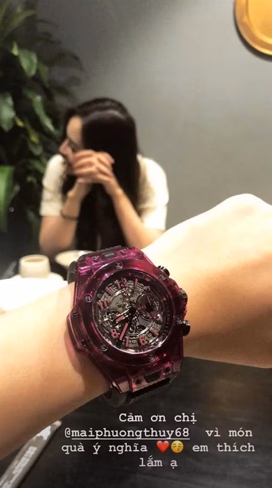Trong dịp sinh nhật của người đẹp, Đỗ Mỹ Linh từng được đàn chị Mai Phương Thúy tặng cho chiếc đồng hồ thương hiệu Hublot với giá niêm yết hơn 400 triệu đồng. Mẫu đồng hồ thuộc dòng Big Bang Unico Sapphire Red, chỉ có 250 chiếc trên thế giới.