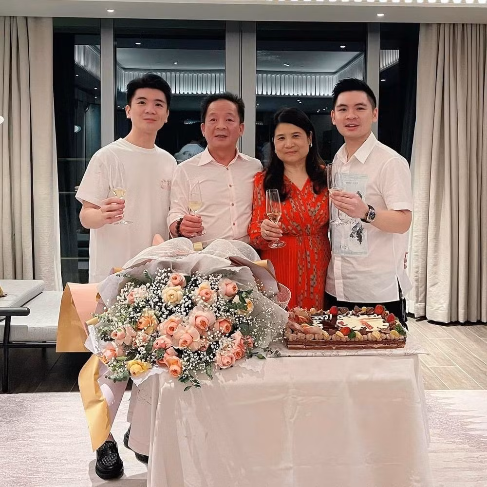 Dù một vài năm qua, Đỗ Mỹ Linh đã thành tay chơi hàng hiệu khi sưu tập được nhiều đồng hồ đắt đỏ nhưng "gia tài" của cô chắc hẳn vẫn chưa nhằm nhò gì so với ông xã thiếu gia Đỗ Vinh Quang.