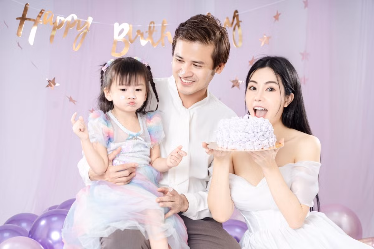 Để mừng tuổi mới của con gái, Vũ Ngọc Ánh - Anh Tài đã cùng con chụp bộ ảnh mới. Vũ Ngọc Ánh nói: "Năm nay chúng tôi cố gắng tổ chức sinh nhật bù đắp cho con gái vì năm ngoái tôi bị Covid-19. Bé đã có sinh nhật ở lớp lẫn ở nhà và con rất vui vẻ".
