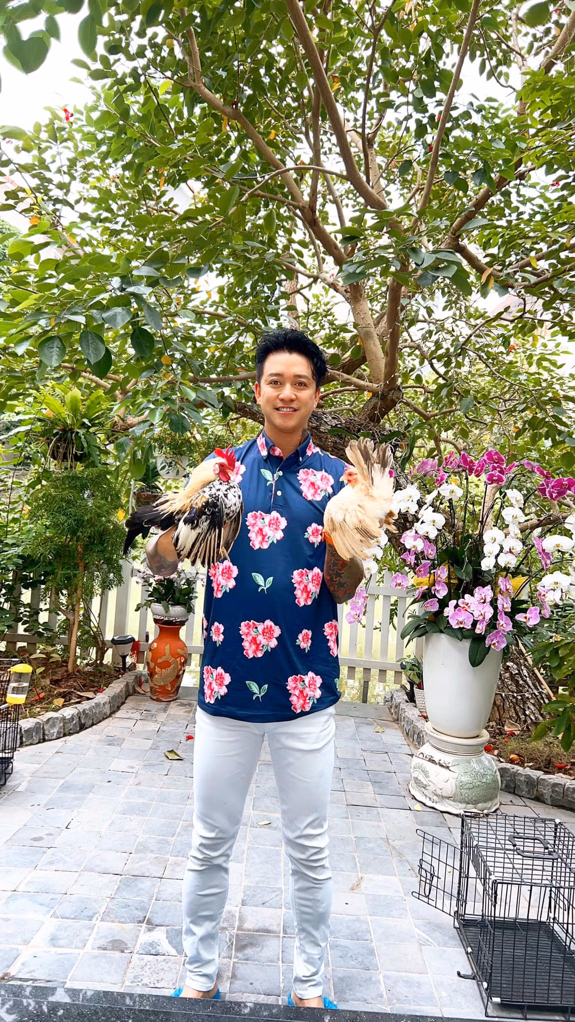 Tuấn Hưng khoe gà được bạn tặng.