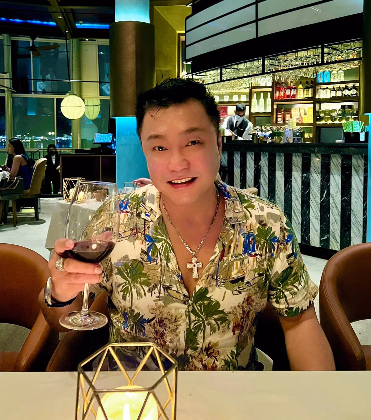 Diễn viên Lý Hùng nhâm nhi món uống yêu thích trong không gian sang trọng.