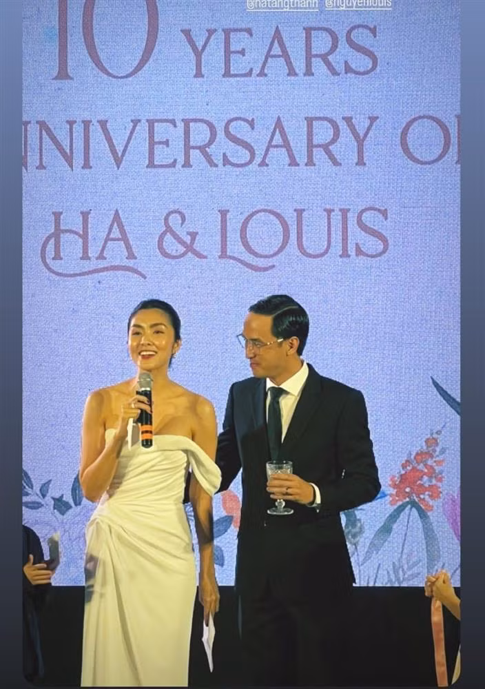Louis Nguyễn bảnh bao với bộ vest đen, còn Hà Tăng như cô dâu, nổi bật trong chiếc đầm trắng tinh khôi, nữ tính.