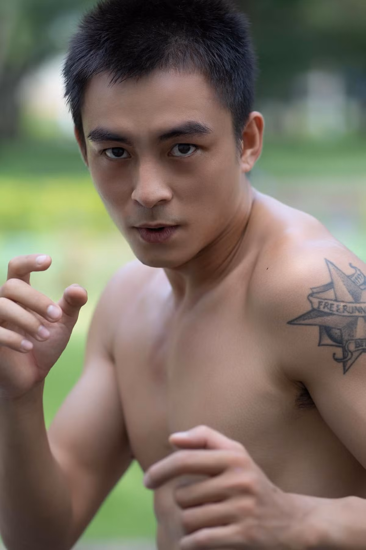 Lần hiếm hoi diễn viên Lãnh Thanh khoe cơ bắp.